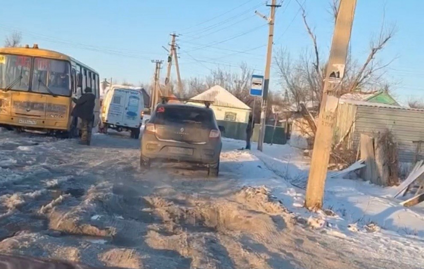 На улице Станционная в Шахтах проблемы с проездом из-за питьевой воды на дороге
