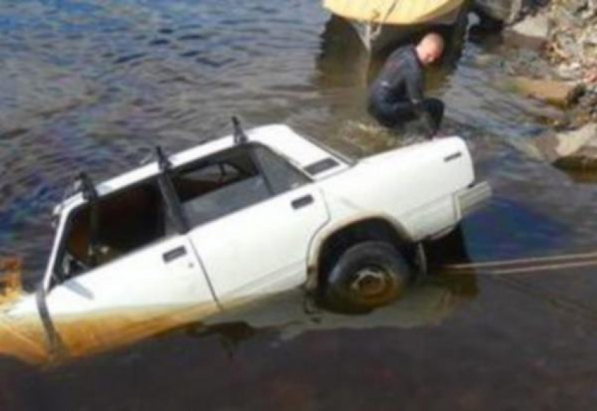 В Шахтах утопленный угонщиками ВАЗ-2105 подняли со дна водохранилища