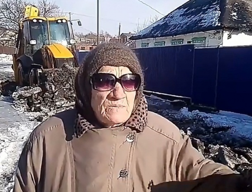 Шахтинец сделал работу за администрацию: нанял трактор для расчистки улицы
