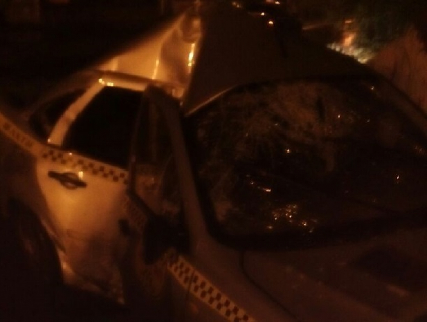 Таксист на скорости врезался в столб в Шахтах