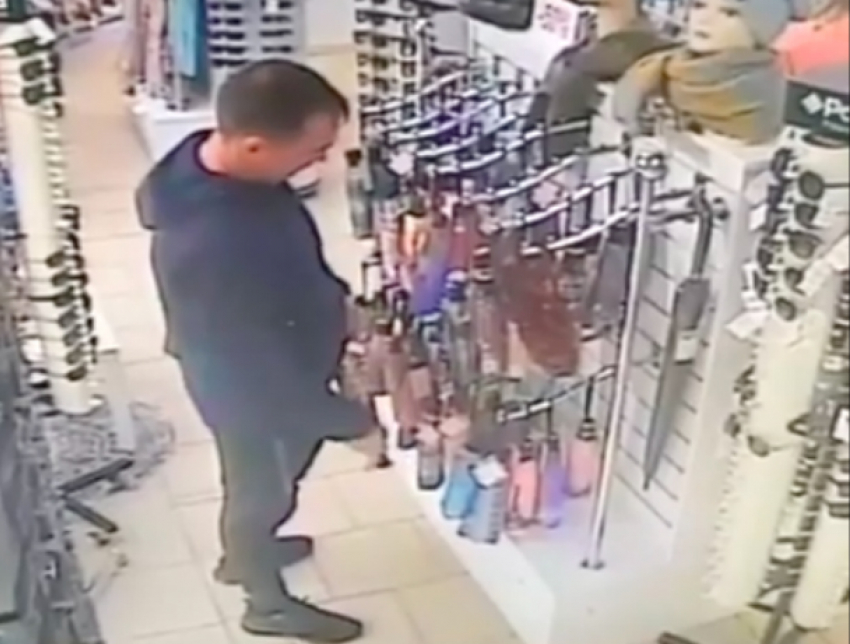 Шахтинцев просят помочь найти похитителя зонта  