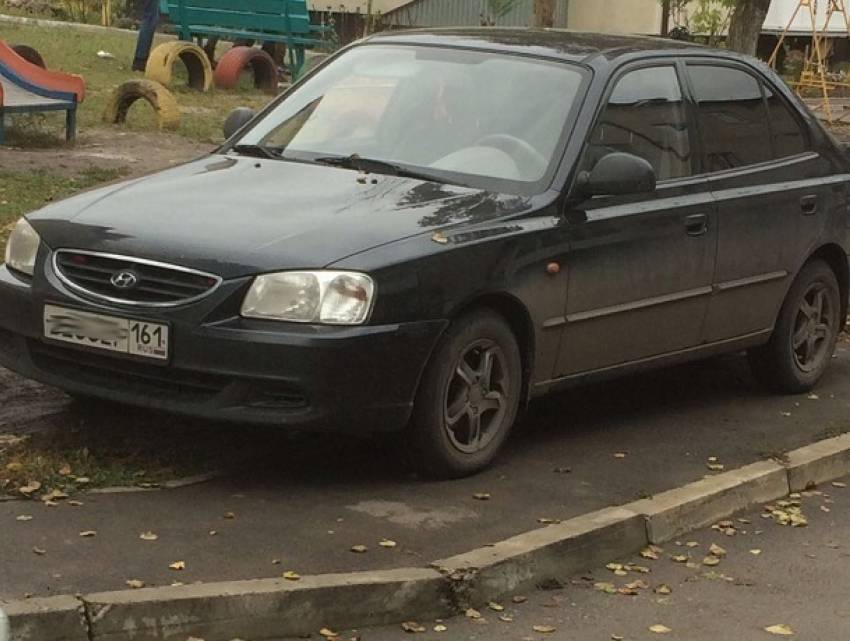 ﻿В Шахтах автохамы заняли под парковку детскую площадку и пешеходные дорожки