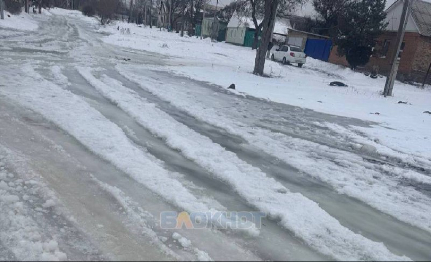 Жители района новый мост в Шахтах жалуются на прорыв трубы