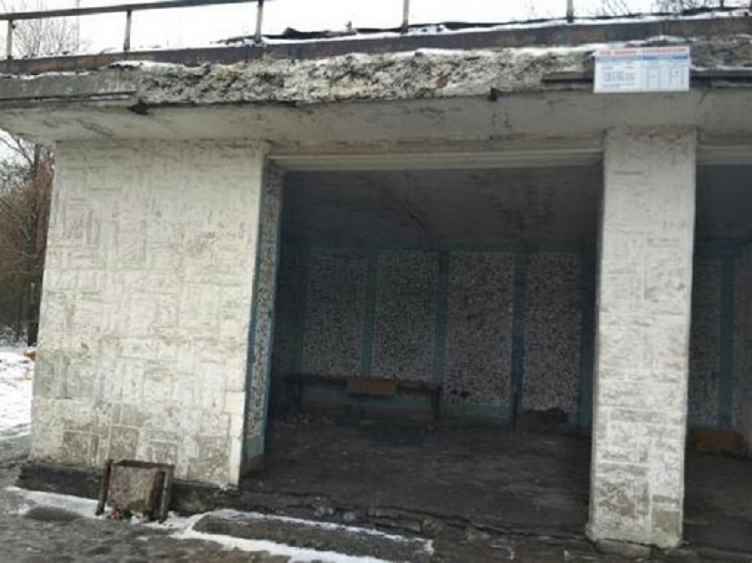 «Остановку можно смело назвать мусорником» - возмущена шахтинка