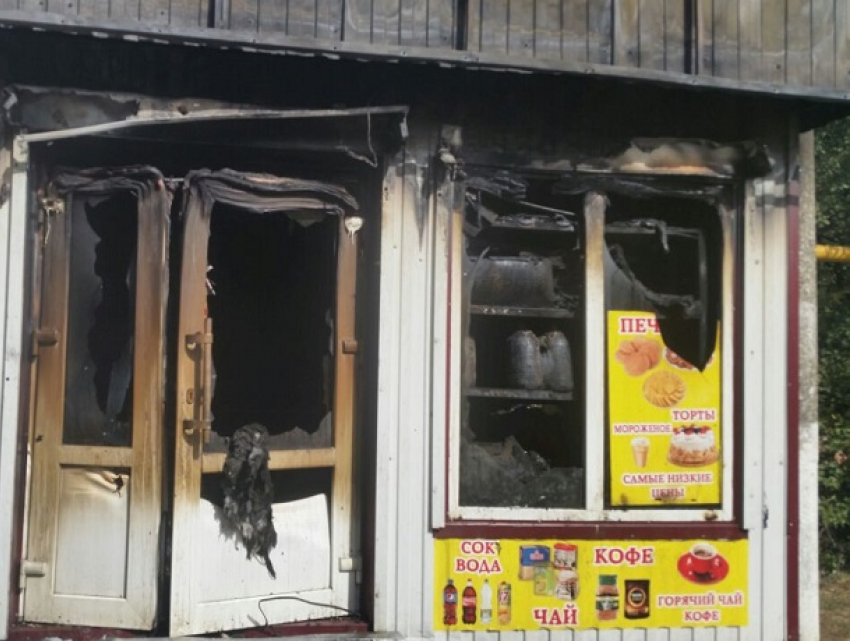 Торговый киоск сожгли на улице Достоевского в Шахтах