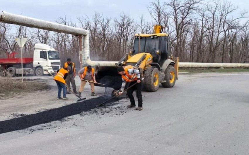 Весна пришла: в Шахтах приводят в порядок городские дороги 