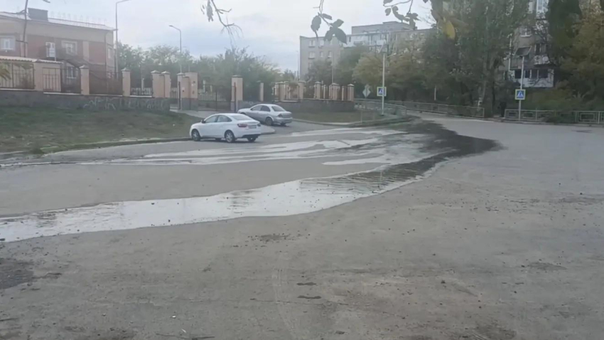 Сколько терпеть бездействие: по двору многоэтажки в Шахтах текут реки воды