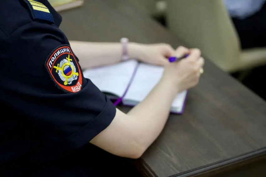 Таксист присвоил себе оставленный телефон в такси и сдал его в ломбард