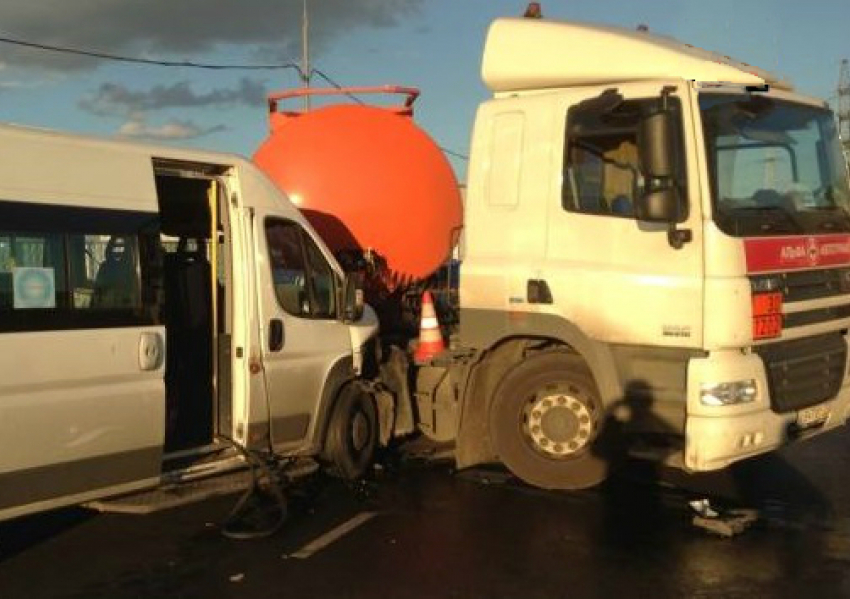 Возле Новошахтинска столкнулись «Газель» и бензовоз