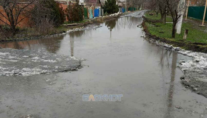 Очередной прорыв трубы на Артеме в Шахтах не дает жителям попасть в их дворы