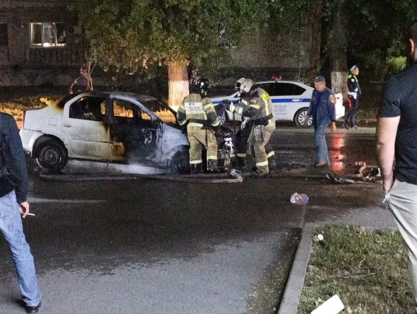 Легковой автомобиль загорелся во время движения в Шахтах