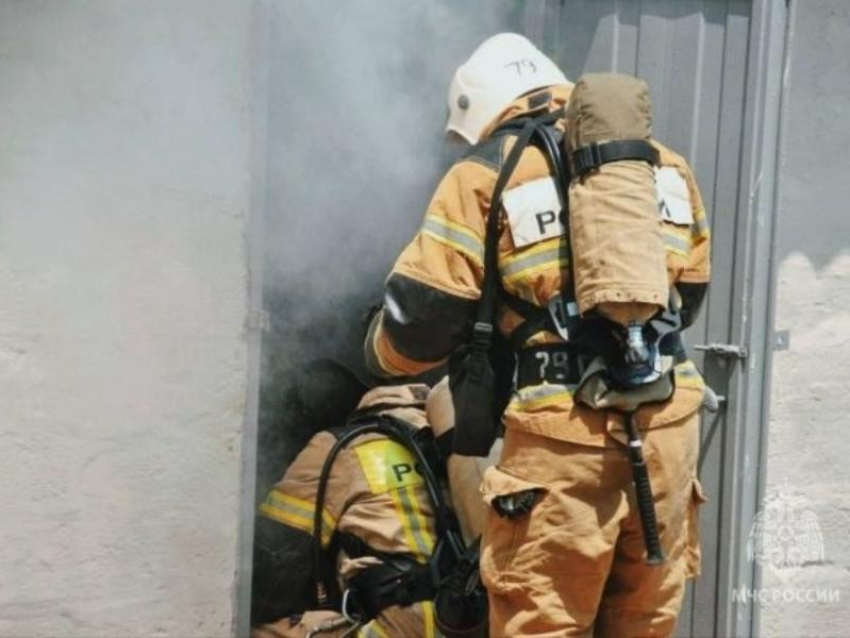 На машзаводе в Шахтах из горящего дома эвакуировали 15 человек