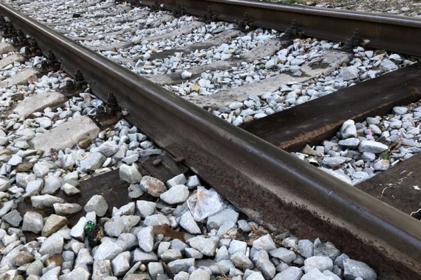 Недалеко от Шахт пенсионер погиб под колёсами поезда
