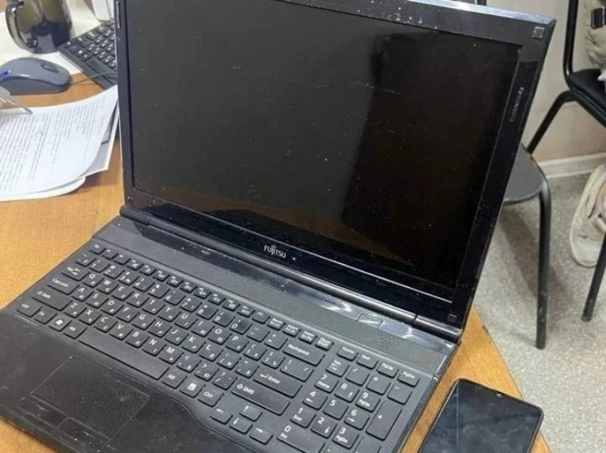 Шахтинец украл у знакомой ноутбук и телефон, напав на нее с ножом