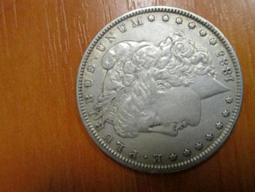 В «Платове» пассажиры пытались незаконно провести старинные монеты
