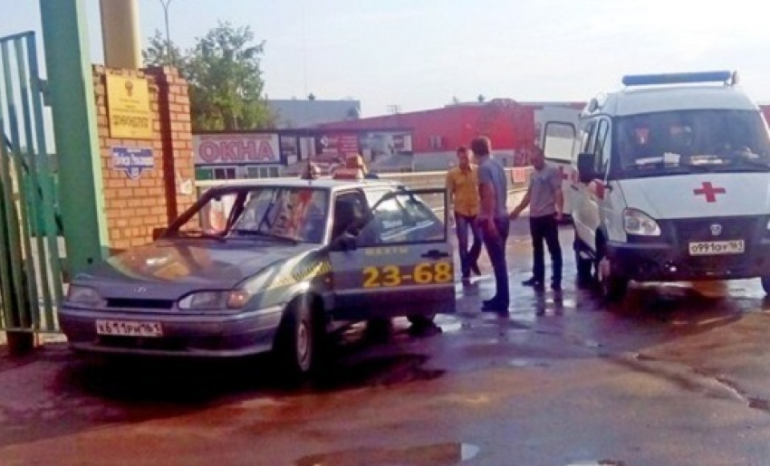  В Шахтах такси сбило пешехода на тротуаре