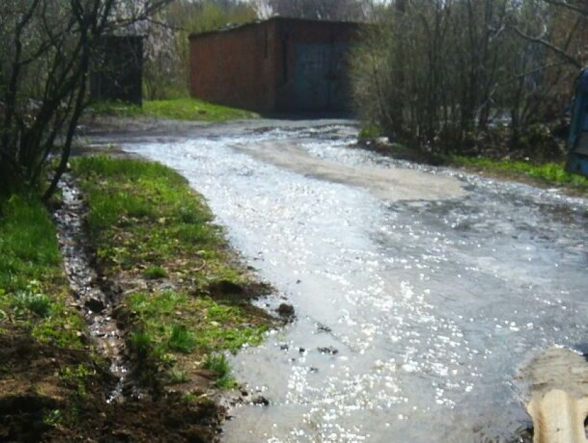 Широкой рекой льется питьевая вода по улице Полюсная в Шахтах