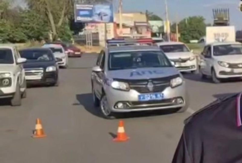 32-летний водитель электросамоката погиб, врезавшись в припаркованный автомобиль в Шахтах