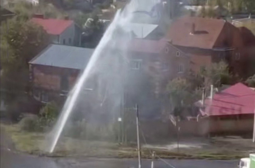 Жители ХБК в Шахтах устали от постоянных прорывов водопровода