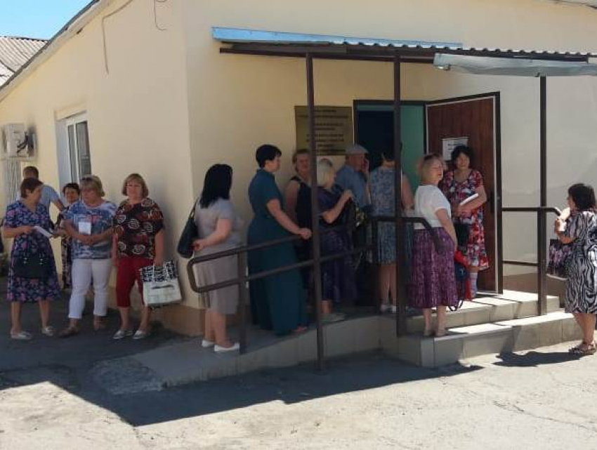 Переход на новые квитанции и сбой программы вызвали очереди в водоканале в Шахтах