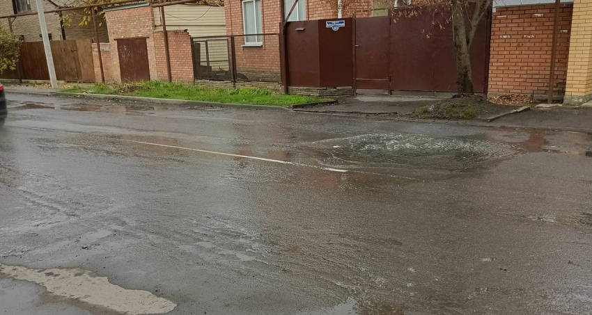 Жители переулка Красный Шахтер страдают от прорыва трубы