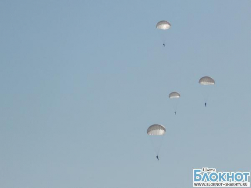 2 августа в Шахтах десантники совершили прыжки с парашютом