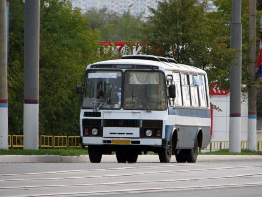 Пассажирский автобус из Шахт влетел в припаркованный на обочине большегруз 