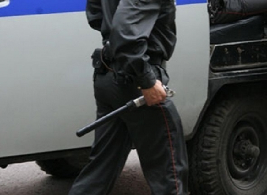 Шахтинского полицейского подозревают в избиении местного жителя