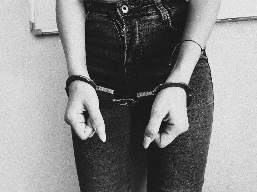 19-летнюю девушку с наркотиками задержали в Шахтах 
