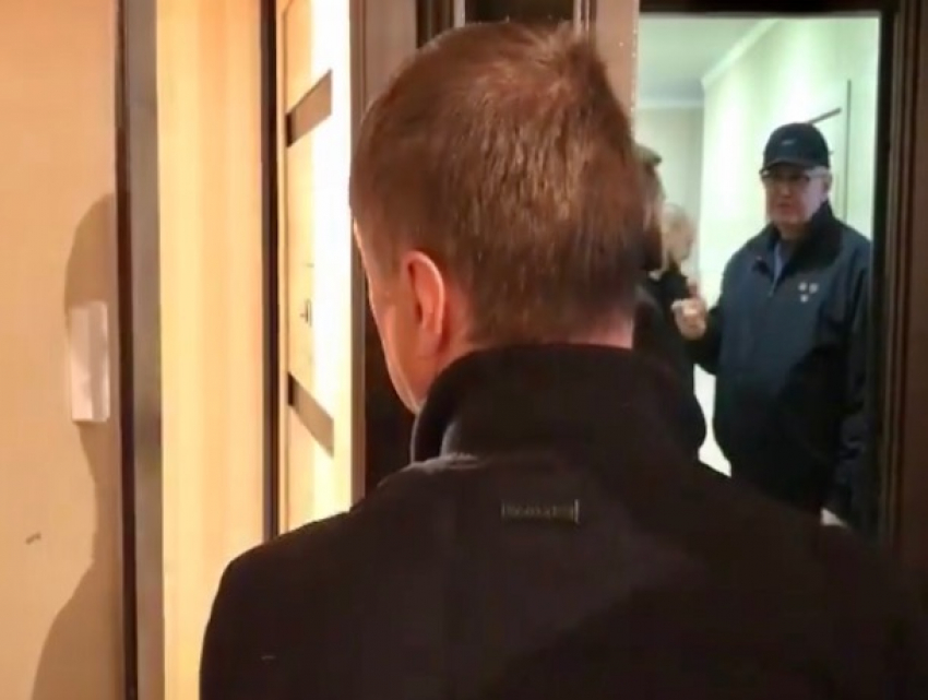 «Кнопочек нет»: дом на Хабарова перед приездом губернатора проверили чиновники