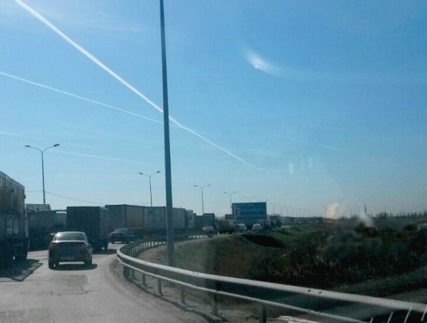 На выезде из Шахт на трассе М-4 образовалась гигантская пробка