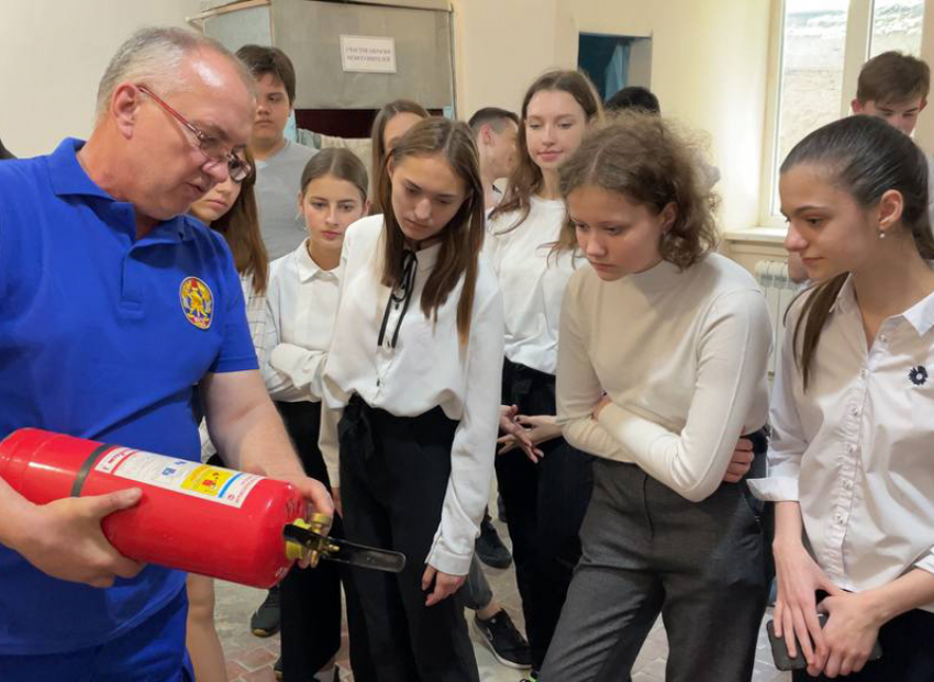 Шахтинские ученики и студенты приняли участие в фестивале профессий ВДПО