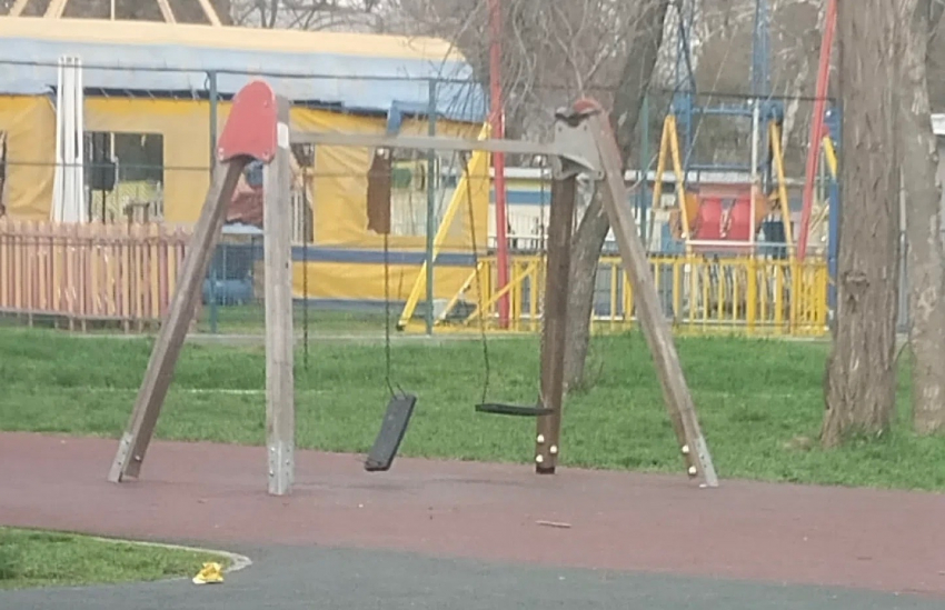 Сломанные качели, разбросанные ветки, отсутствующие туалеты — так шахтинцы комментируют городской парк 