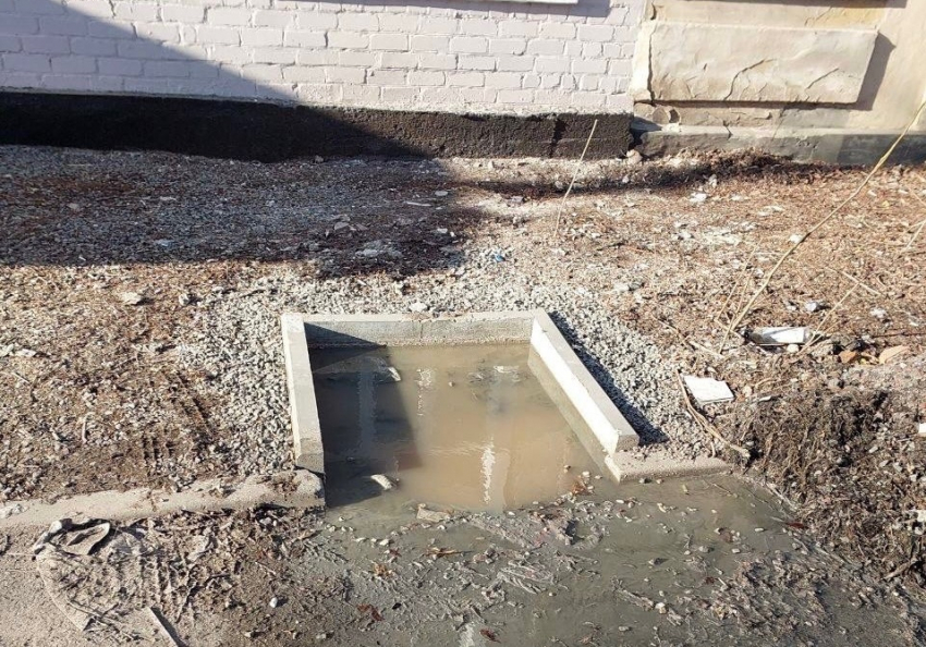 Дом престарелых в Шахтах затапливают канализационные стоки 