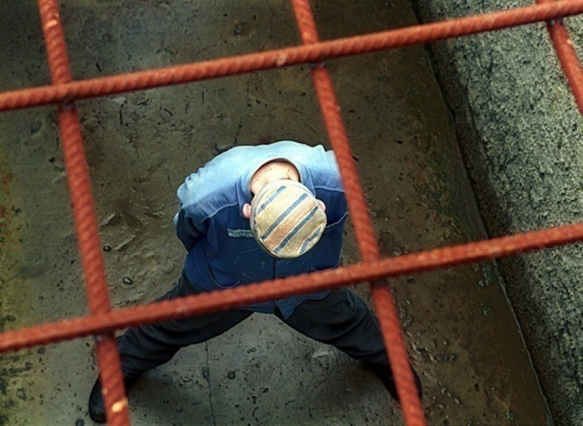 В Шахтах за отказ «сдать» сокамерника заключенный получил 4 месяца исправительных работ