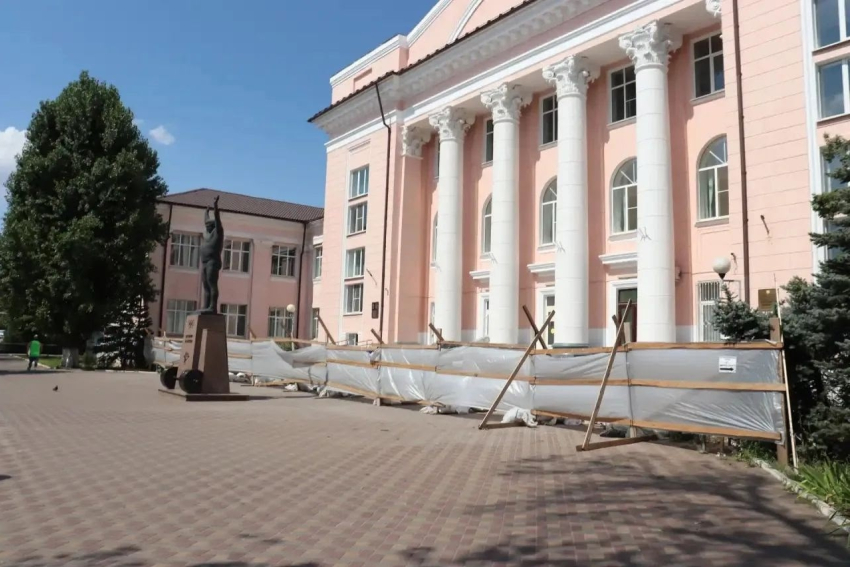 Капитальный ремонт фасада Дворца спорта в Шахтах завершился