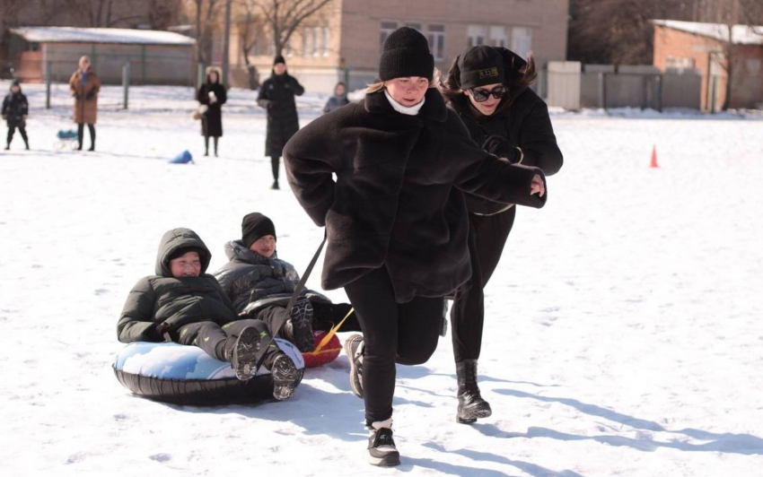 Забег на ватрушках и снежный футбол прошли в Шахтах 