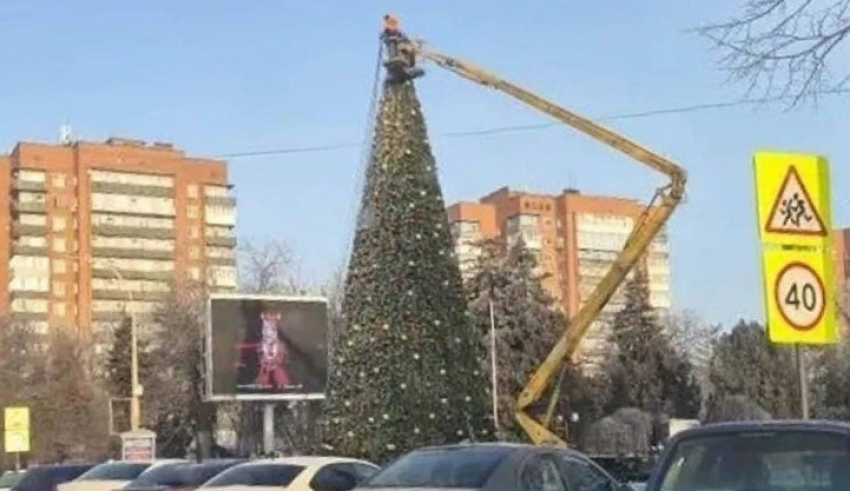 В центре города Шахты начали разбирать новогоднее оформление