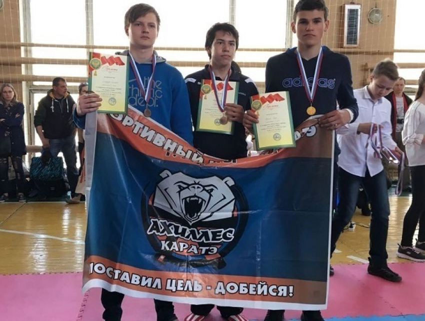Двенадцать медалей привезли шахтинские каратисты с Кубка атамана М. И. Платова