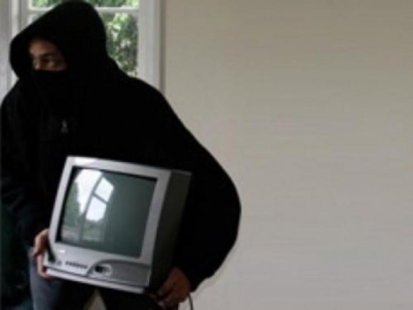 В Шахтах у пенсионерки украли телевизор