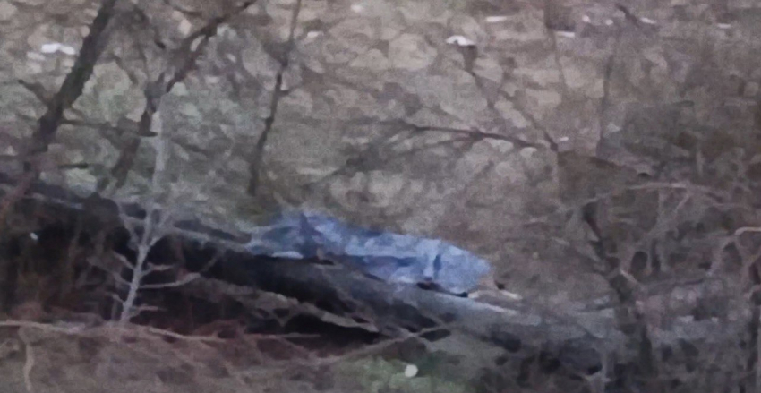 Странный мужчина живет на трубах в поселке Майский в Шахтах