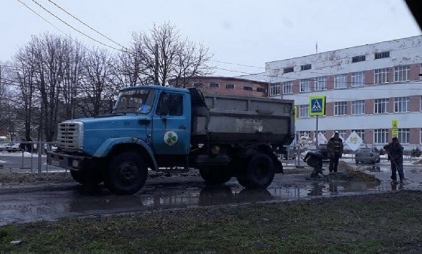 В Шахтах асфальт кидали прямо в лужи