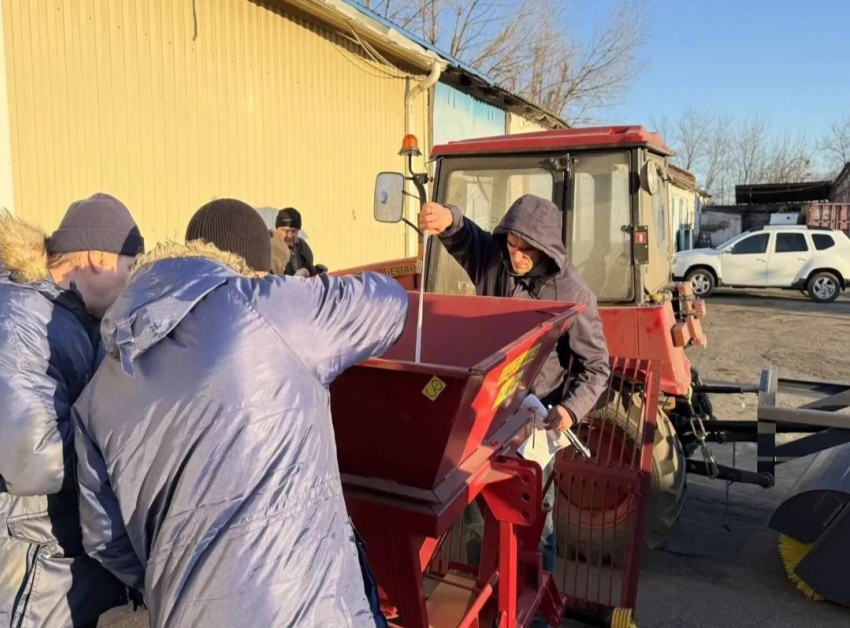В Шахтах появился новый трактор для уборки улиц