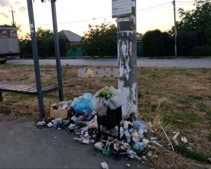 Автобусная остановка на Дачной в Шахтах утонула в мусоре