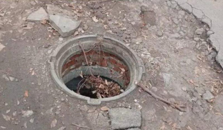 В посёлке ХБК в Шахтах образовались открытые колодцы на дороге к школе 