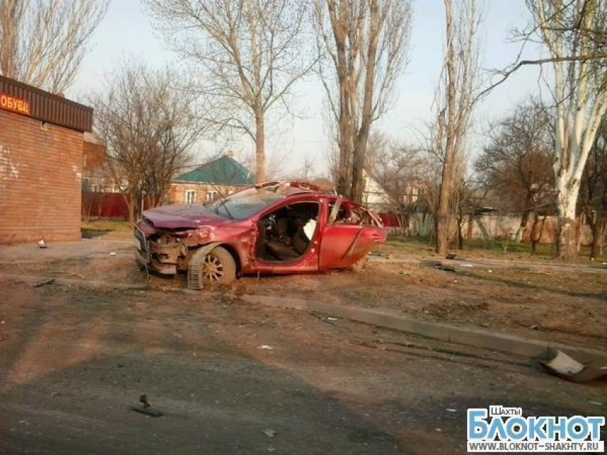 На улице Шишкина иномарка врезалась в столб 