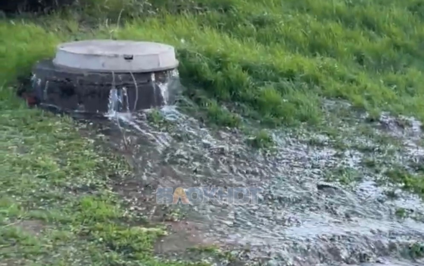 Вода из колодца затапливает улицу Татаркина и Искру в Шахтах