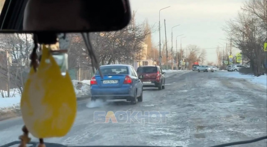 Водители вынуждены проезжать по встречной полосе из-за глыб льда на Петровке в Шахтах