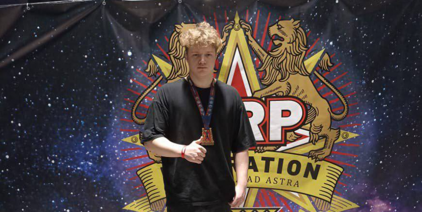 Чемпионом мира по жиму лёжа стал юный силач из Шахт