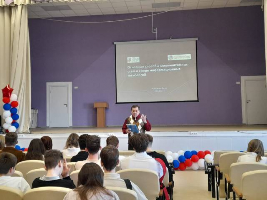 В Шахтах представитель Общественного совета встретился со старшеклассниками